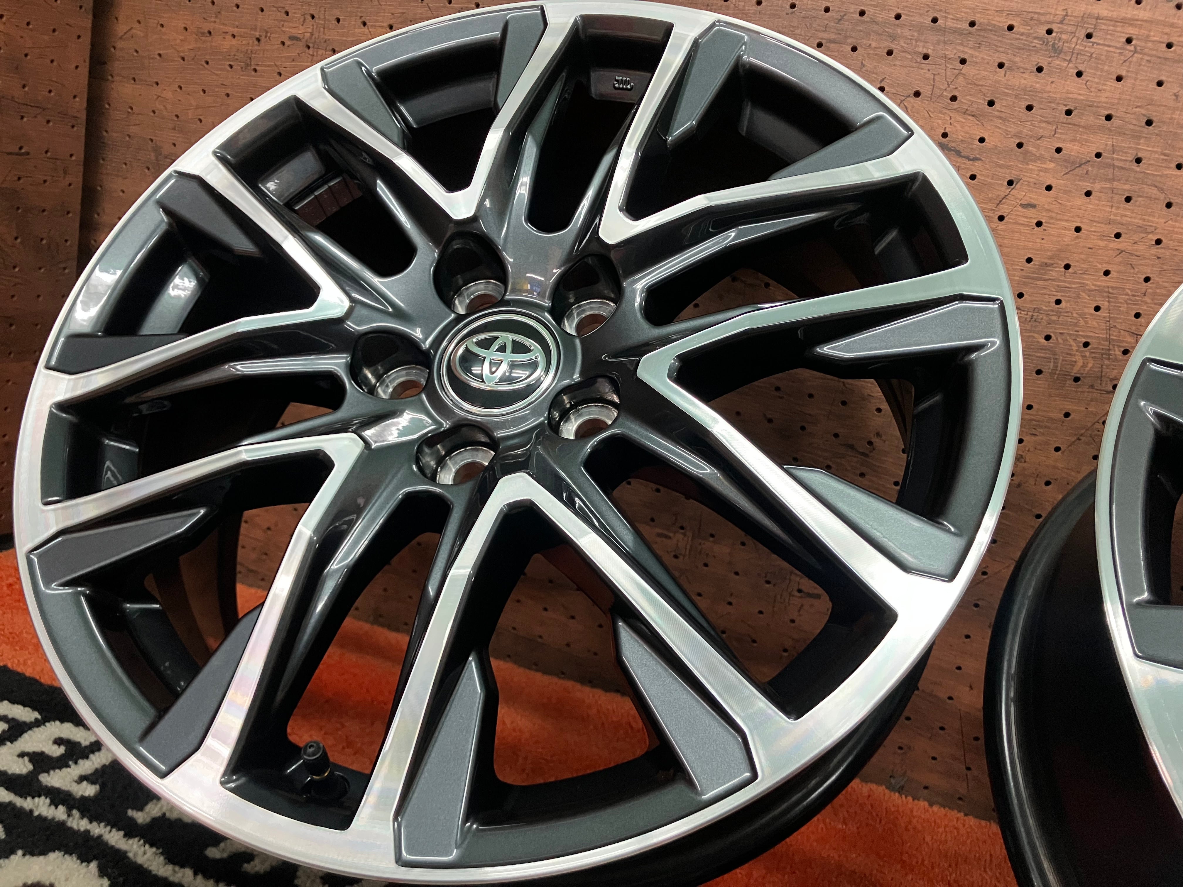 ◇納車前新車外し♪トヨタ 現行 新型 カローラクロス 純正◇18インチ