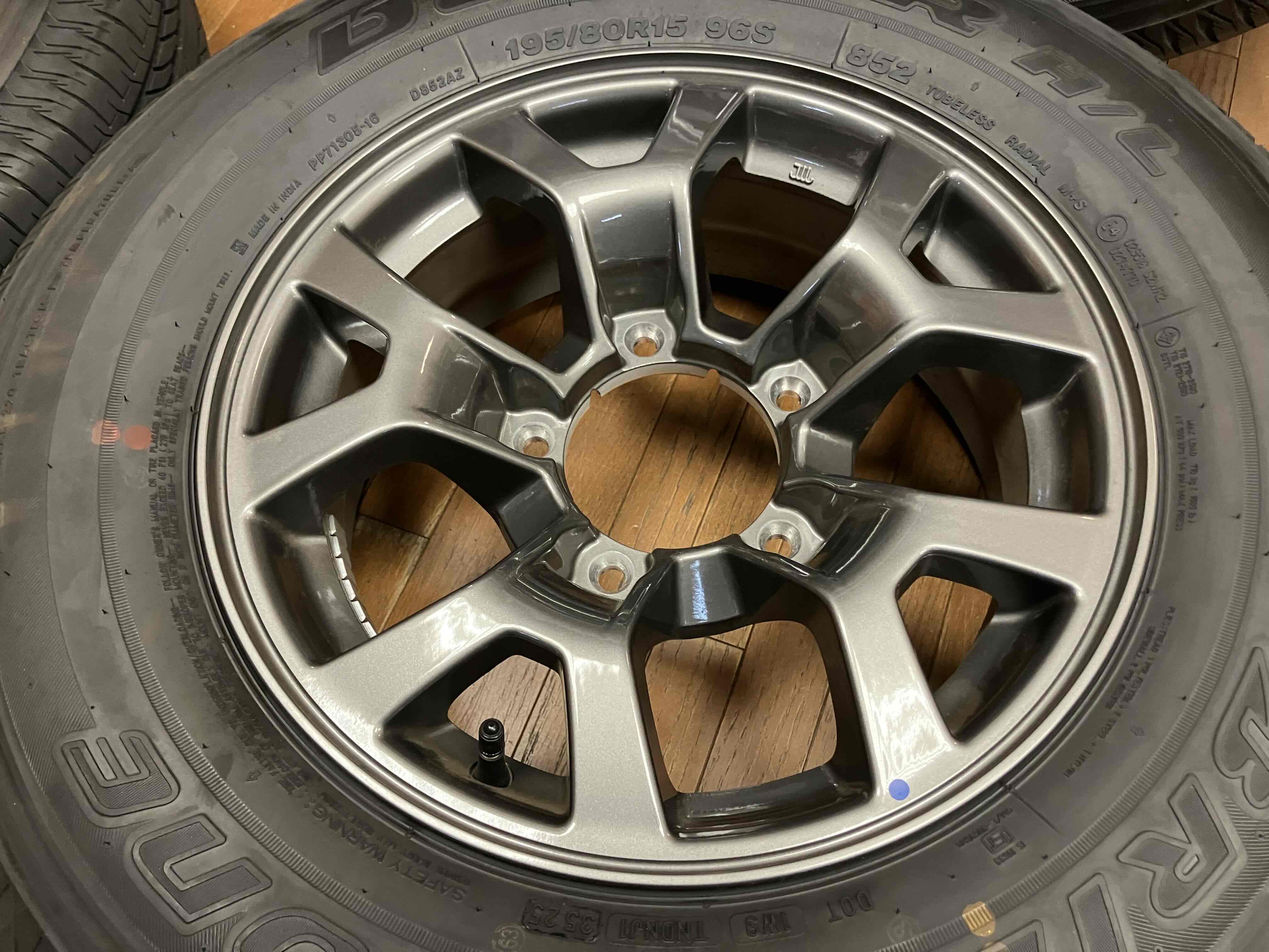 ◇ほぼ新車外し◇SUZUKI ジムニーノマド純正 15インチ◇5.5J -5 5H139