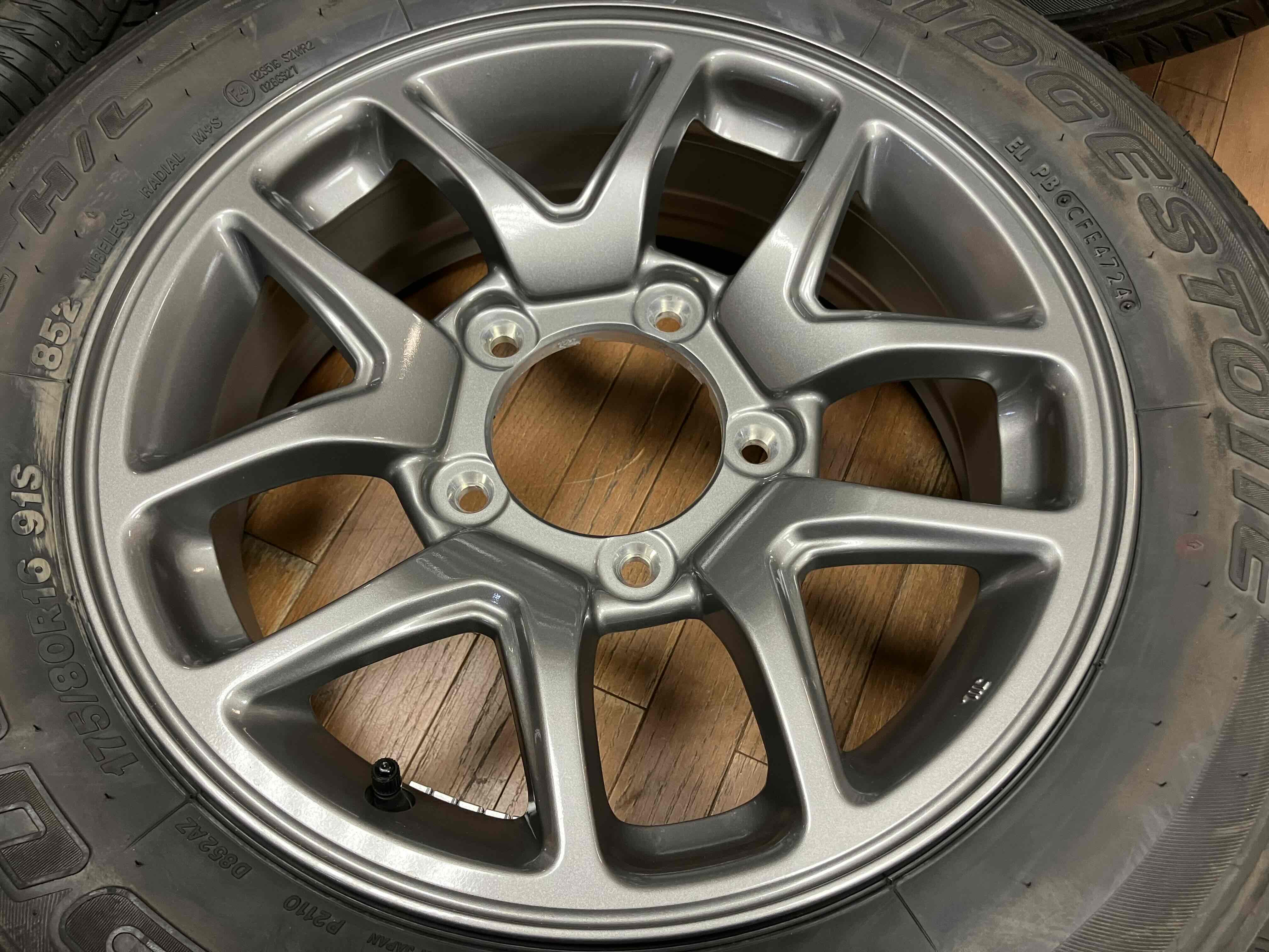 ジムニー純正 アルミホイール  16インチ アルミホイール リペアベース用　廃175/80R16付き ジムニー ジムニー SUZUKI JB64 純正 2023年製 16インチ ブリヂストン