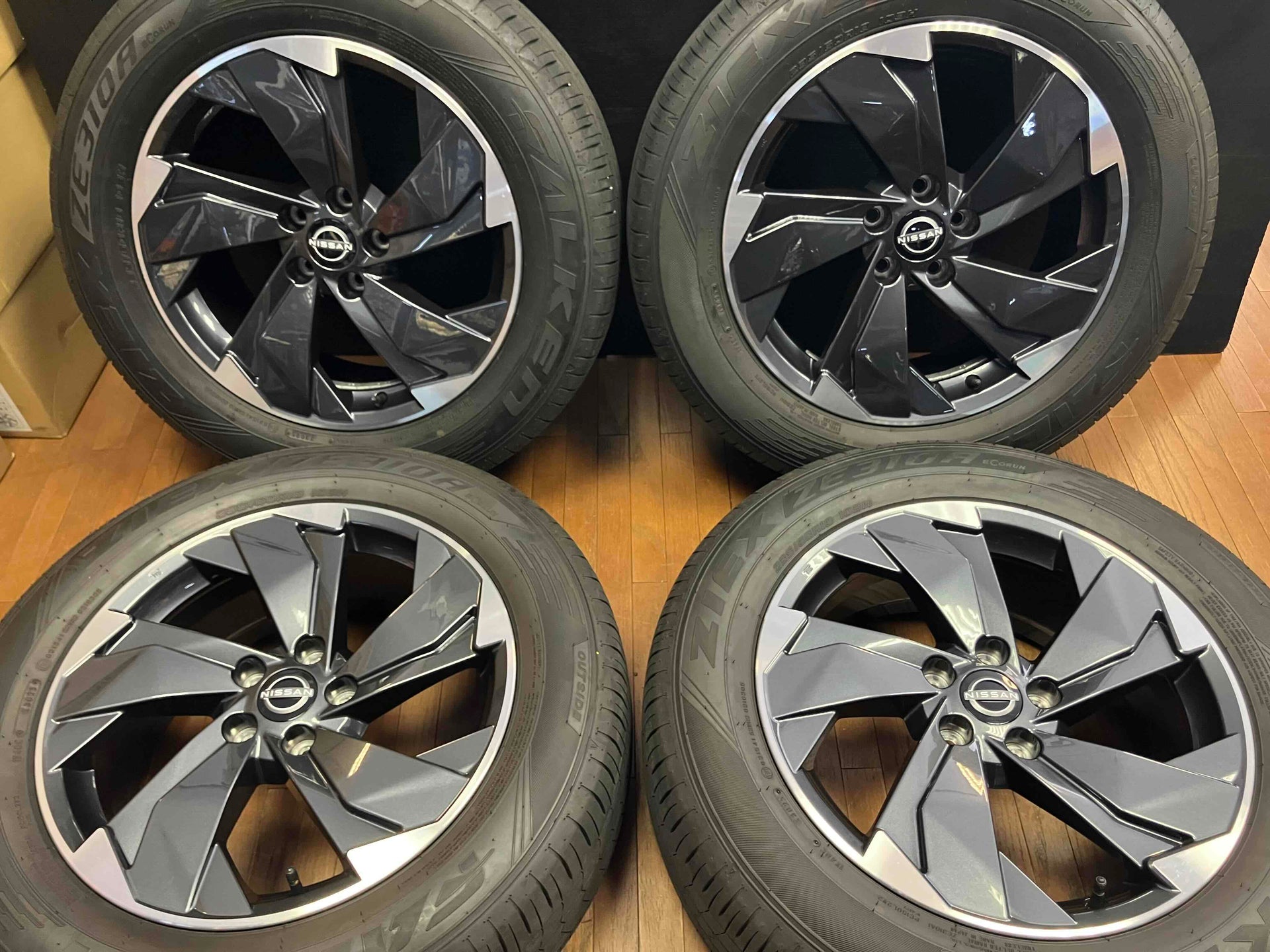 ◇新車外しに近い◇NISSAN T33 エクストレイル純正 18インチ◇7.5J+40 