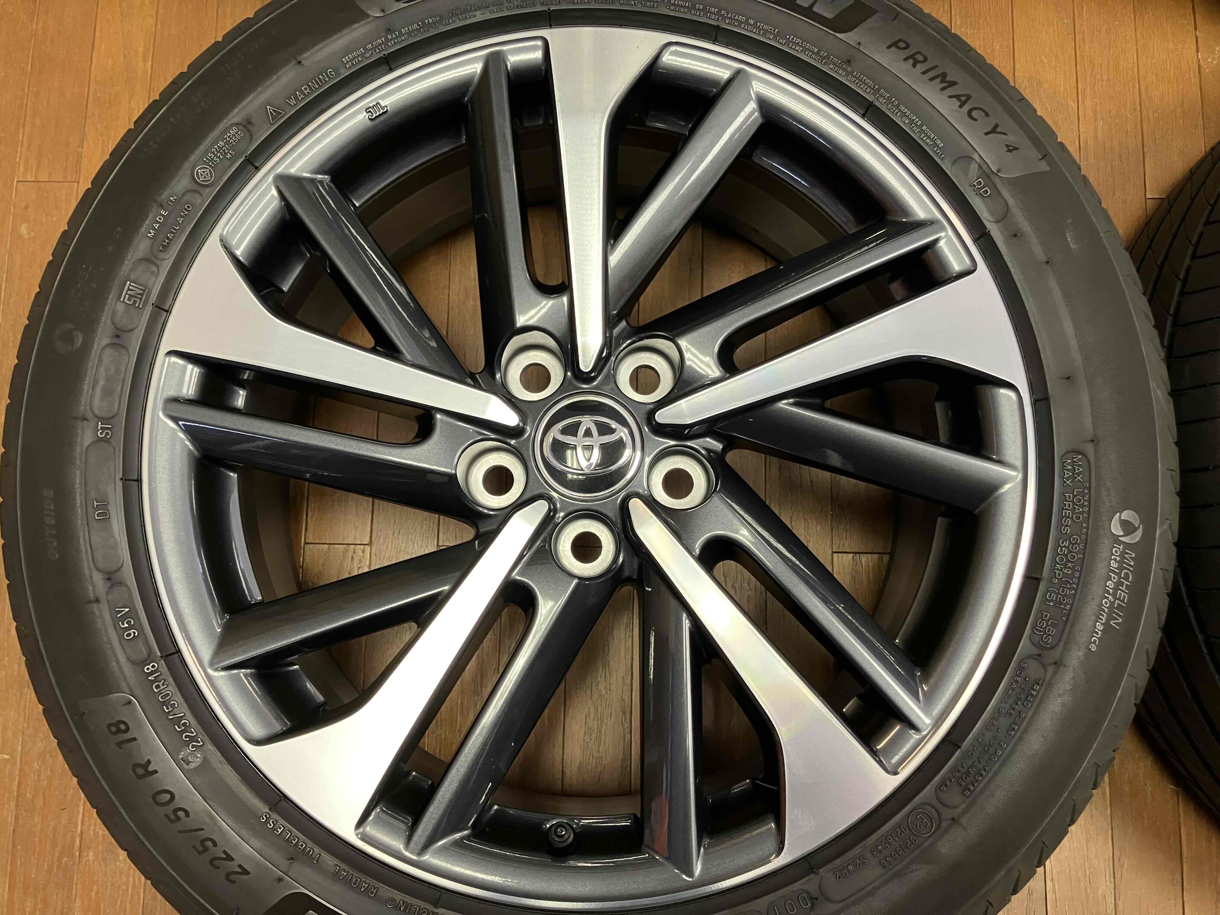 ◇美品!!トヨタ カローラクロス純正 18インチ◇7J+40 5H114.3