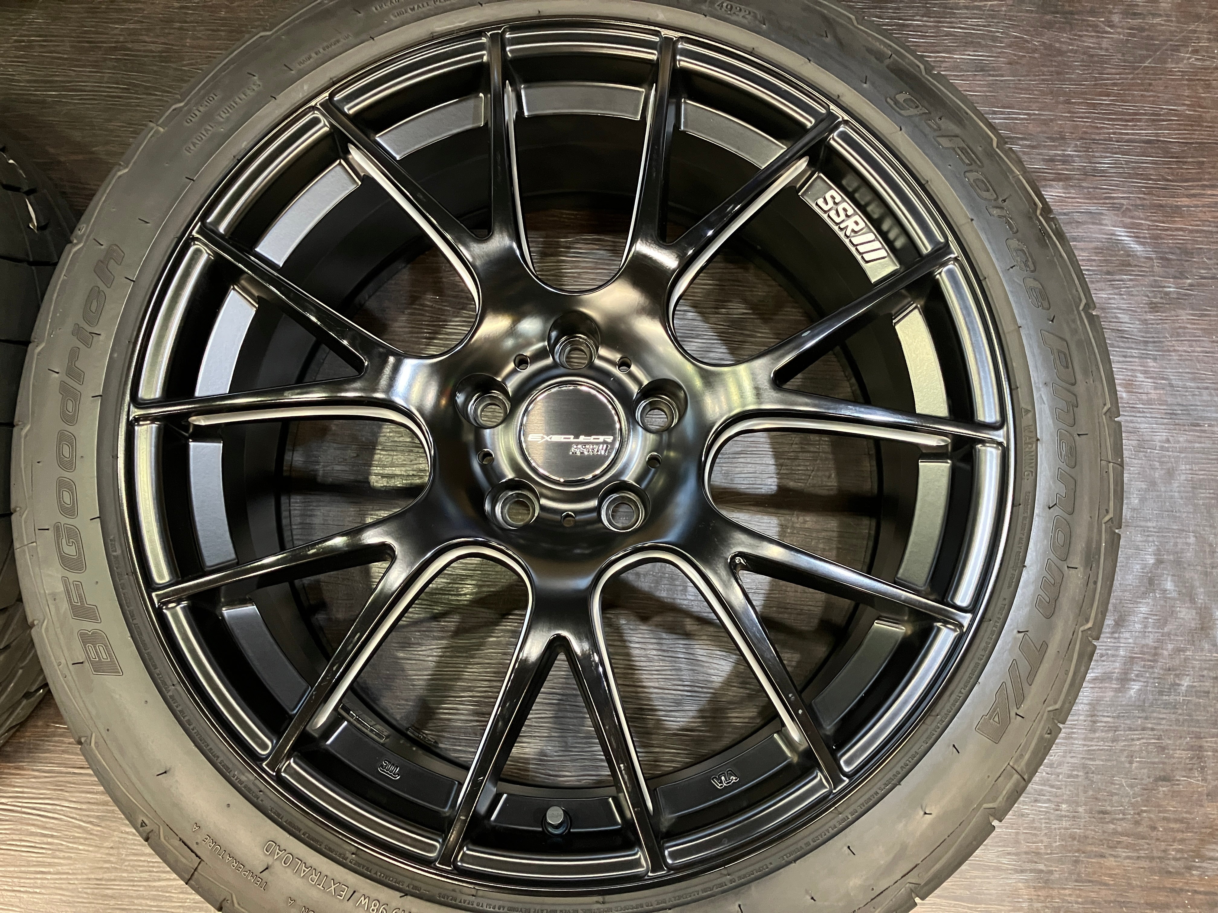 ☆SSR エグゼキューター MB01 19インチ 8.5J+45 114.3/5H BFグッド